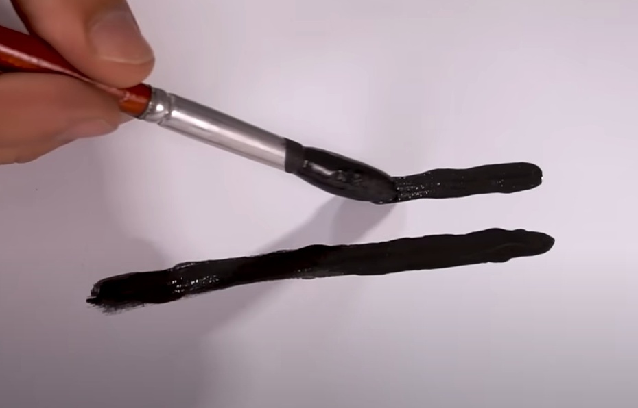 Desenhe duas linhas paralelas de aproximadamente 10cm de comprimento, 1cm de largura e 1cm de distância entre as linhas. Lembrete: para limpar o pincel, utilize um recipiente com um pouco de thinner.