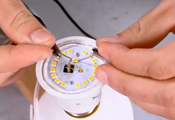 Caso nenhum LED apresente os pontos pretos ou seja difícil ter certeza apenas visualmente, o próximo teste envolve o uso de uma fonte de bancada (ou uma bateria de 9v). Teste cada LED individualmente encostando as pontas de prova de sua fonte de bancada, ou pontas de fio desencapado que estejam presas aos pólos de uma bateria de 9v, nos polos do LED que será testado. Importante lembrar que os LEDs têm uma forma correta para serem ligados, portanto os pólos positivo e negativo da bateria ou da fonte de bancada devem encostar nos respectivos pólos do LED. Os contatos ficam um de cada lado dos LEDs e são bem pequenos, caso não tenha nenhum indicativo de qual é o lado positivo, faça a ligação e caso não acenda, você pode se certificar invertendo os fios.

Atenção: Nem sempre um LED com ponto preto está queimado, o modo mais garantido de teste é o feito com a fonte de bancada ou bateria.