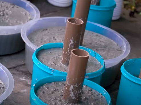 Preencha também da mesma forma o molde do corpo de prova (cano com base de madeira) colocando a armadura na vertical dentro do cano e faça também a vibração do concreto.