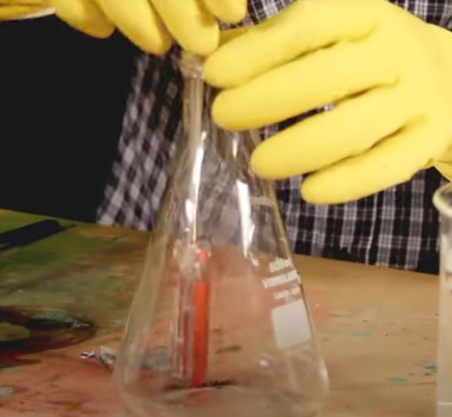 Use a chave de fenda para, com cuidado, quebrar a pastilha de permanganato de potássio em pedaços menores para ajudar a dissolver em água.