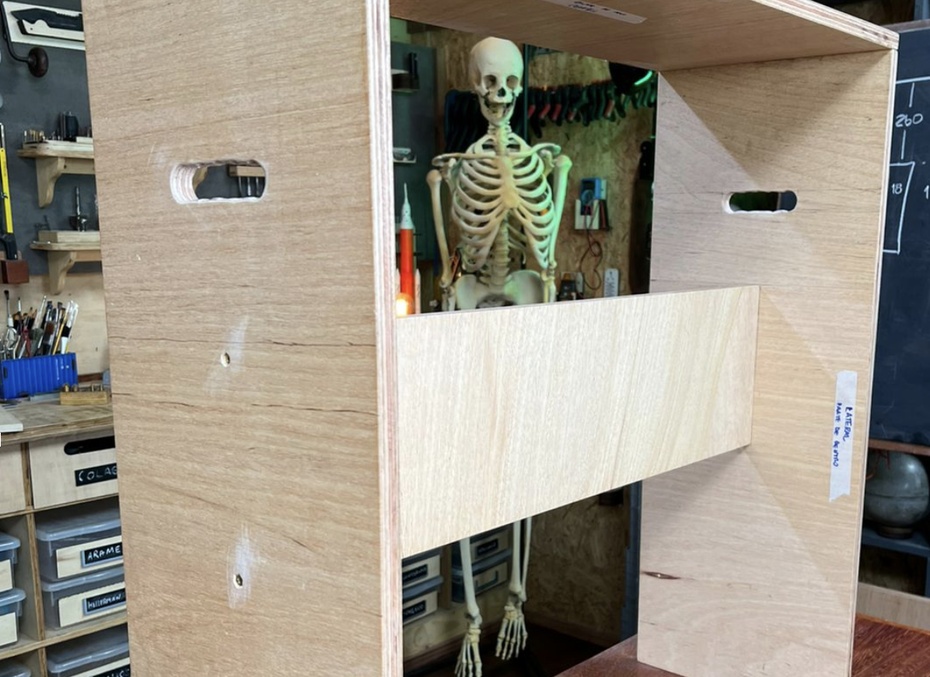 Centralize a peça: se a tábua tem 18 mm de espessura e a lateral 300 mm, marque 141 mm de cada lado.