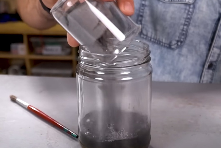 As medidas para a mistura da tinta são: uma parte de seladora, uma parte de thinner e duas partes de grafite.  Exemplo: 100ml de seladora, 100ml de thinner e 200 ml de grafite.