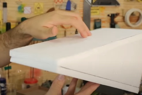 Cole as bases dos triângulos sobre as extremidades da placa base de 30 x 15 cm e depois a última placa retangular que foi cortada deve ser colada sobre a hipotenusa dos triângulos. Utilize cola de isopor.

a. Para garantir que estes pedaços de isopor não vão se deslocar enquanto a cola seca, utilize alfinetes para fixar as peças no lugar. Os alfinetes podem ser removidos após a cola estar seca.