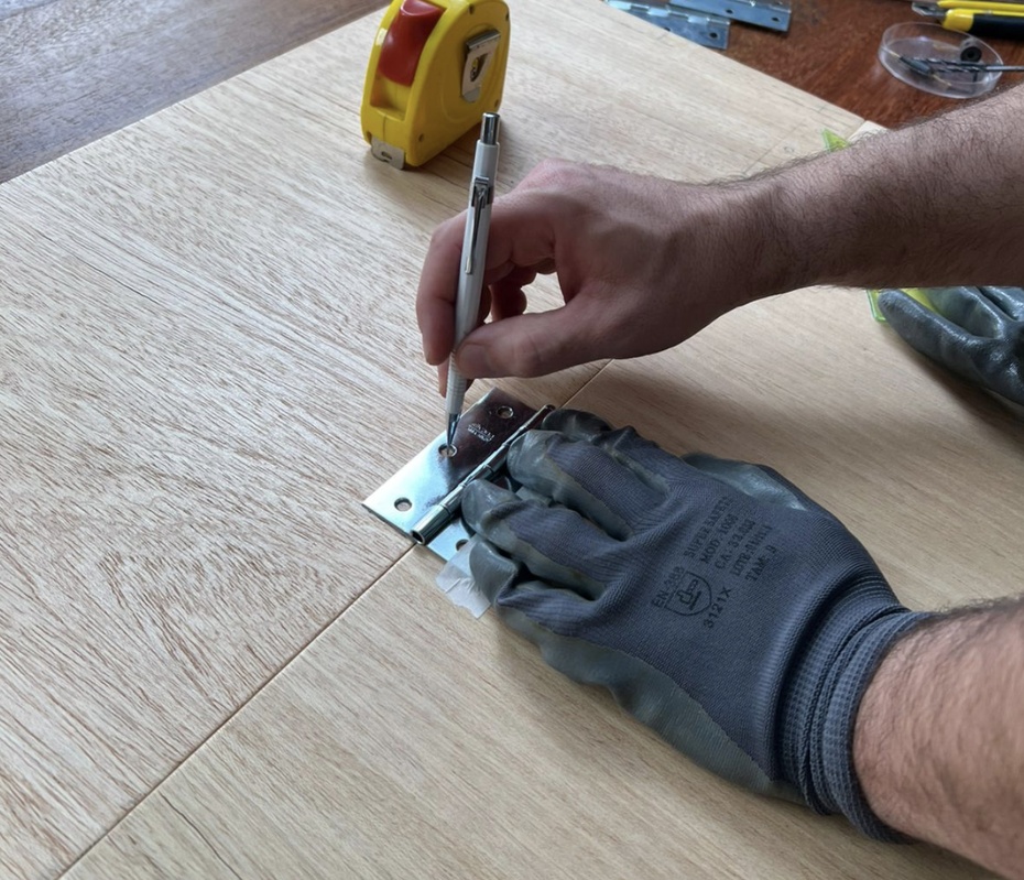 Cada lado da mesa usa 3 dobradiças, igualmente espaçadas.