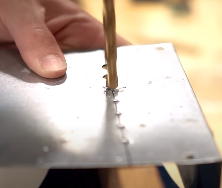 Utilize a furadeira para iniciar os furos no centro dos retângulos desenhadores, depois use a serra tico tico para finalizar o corte. 