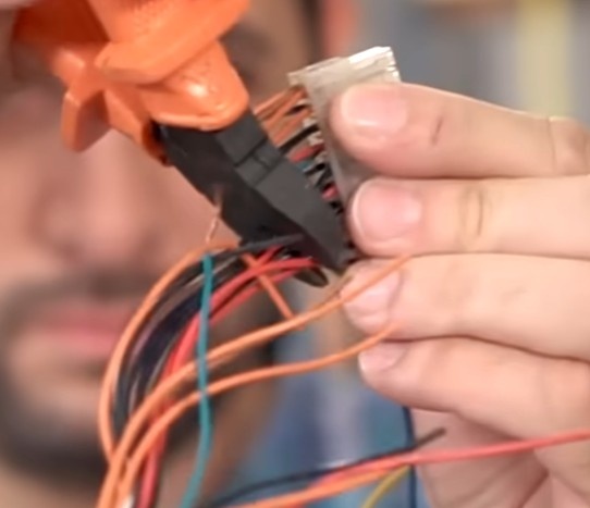 Vamos remover alguns fios que saem da fonte, pois não teremos uso para todos eles. Para isso vamos cortar o conector, os fios e deixar apenas:

7 cabos pretos = Terra
3 cabos vermelhos = 5v
1 cabo azul = -12v
1 cabo branco = -5v
1 cabo laranja = 3.3v
1 cabo amarelo = 12v
1 cabo verde = ligar a fonte
1 cabo cinza = mostrar que a fonte está conectada na tomada (5v)
1 cabo roxo = mostrar fonte ligada (5v) 

*Guarde os cabos removidos para uso posterior*