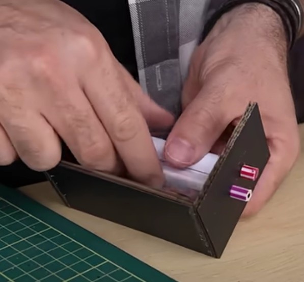 Cole no lápis de baixo a outra lateral da tira de papel fazendo um “S” entre os lápis. Dessa forma, quando um lápis girar para um lado o outro lápis irá girar para o lado oposto.