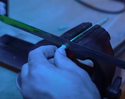 Serre, utilizando o arco de serra, cada pedaço marcado nos lápis.
Importante: Para maior facilidade, prenda os lápis usando uma morsa,  grampos de aperto rápido ou grampo “C”.
