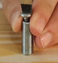 Nos furos mais centrais prenda os niples junto à madeira, passando um parafuso por dentro e parafusando na madeira.