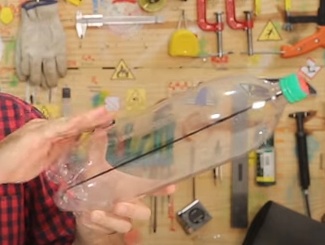 Utilize fita adesiva para fixar os extremos do barbante no exterior da garrafa, garantindo que o barbante na parte interna esteja bem esticado.