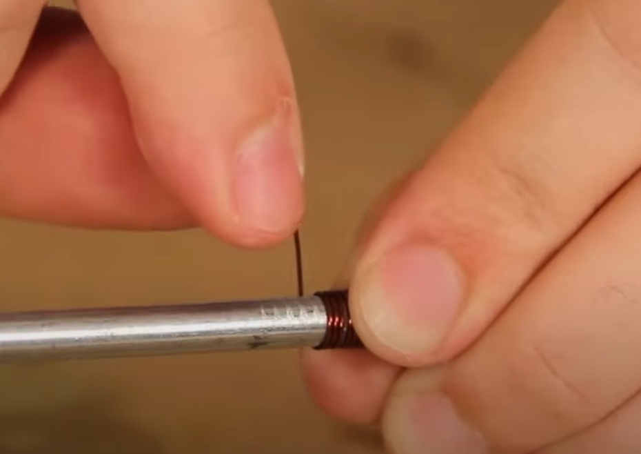 Deixe sobrando 20cm de fio de cobre e comece a enrolar o fio de cobre no corpo do prego, a partir da cabeça. Enrole os fios o mais próximo possível entre as voltas e enrole até próximo da ponta do prego, não ultrapasse.