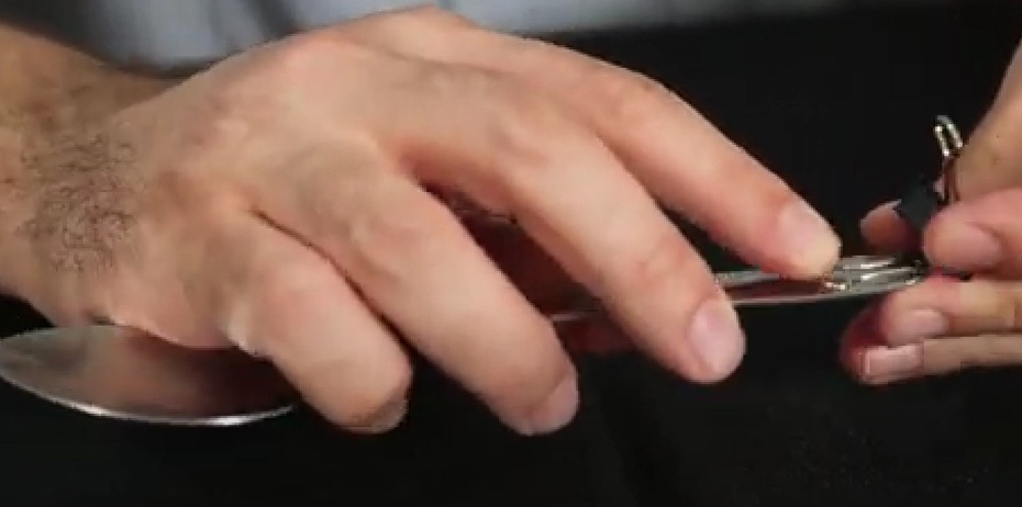 Coloque a haste de metal do Binder clip na ponta do cabo da colher, de forma que o Binder clip fique faceado à ponta do cabo da colher.