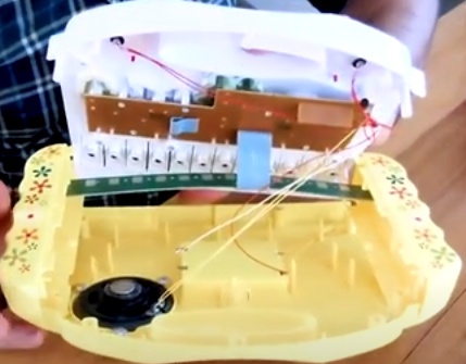 Para reduzir o som faça uma alteração na ligação do alto falante,
portanto abra o brinquedo e encontre de onde está saindo o som.