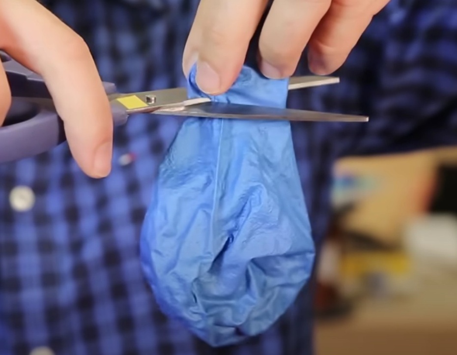 Pegue outra bexiga já esvaziada e corte a, aproximadamente, 3cm da boca da bexiga em direção a base.