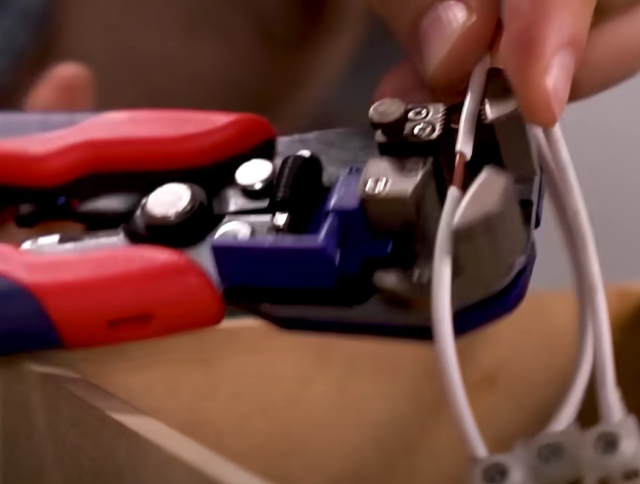 Utilizando o alicate decapador, abra a “capa”, aproximadamente 0,5cm, no local medido de cada fio chegando na tomada fêmea.