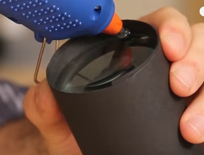 E caso a lente não esteja bem firme na posição adequada dentro do tubo, utilize um pouco de cola quente nas bordas da lente para que fique na posição.