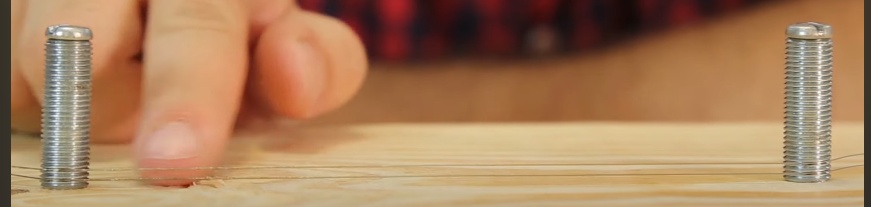 Os parafusos mais centrais do fatiador vão servir para definir a espessura que o isopor será cortado, então você pode ajustar a distância das duas partes da corda que passam por eles usando a rosca do parafuso como trava para ajuste da distância. Para este projeto sugiro deixar as partes com dois “dentes de parafuso” de distância entre elas e o mais próximo possível da madeira sem que encoste nela.