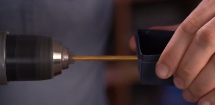 Faça alguns furos na caixa ou pote plástico que servirá de invólucro para os componentes eletrônicos centrais do “jogo”. Quatro furos são o suficiente, um para entrada dos fios de alimentação da fonte, um para saída dos fios de alimentação e dados da fita de LED, outro para os fios que ligarão os botões ao arduíno e por fim um para os fios do alto falante. Para fazer este furo, utilize uma furadeira, obtendo assim um melhor acabamento e utilize uma broca de diâmetro adequada à quantidade e grossura dos fios que passarão por ele, evitando que fique muito apertado para que não sejam danificados.