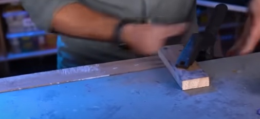 Fixe estas partes menores à uma mesa, usando um grampo de aperto rápido ou qualquer outro método que tiver disponível, deixando um vão entre o sarrafo e a mesa de aproximadamente 2mm.