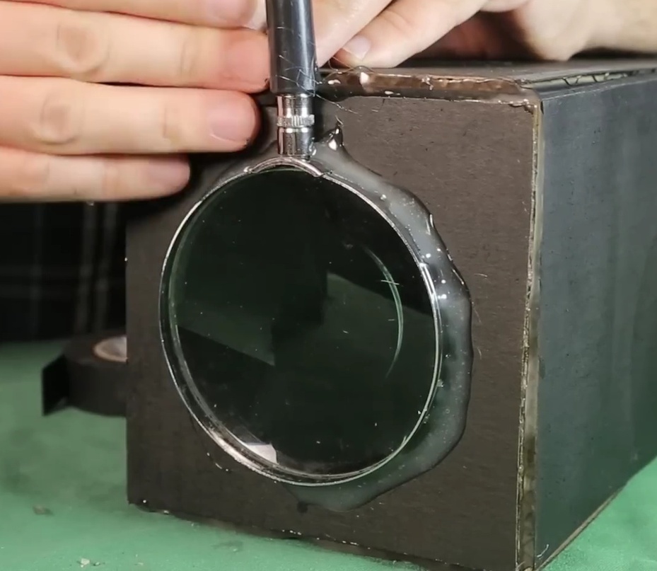 Depois da lupa colada, cole o quadrado 13x13cm em um dos lados abertos da caixa 13x30cm.