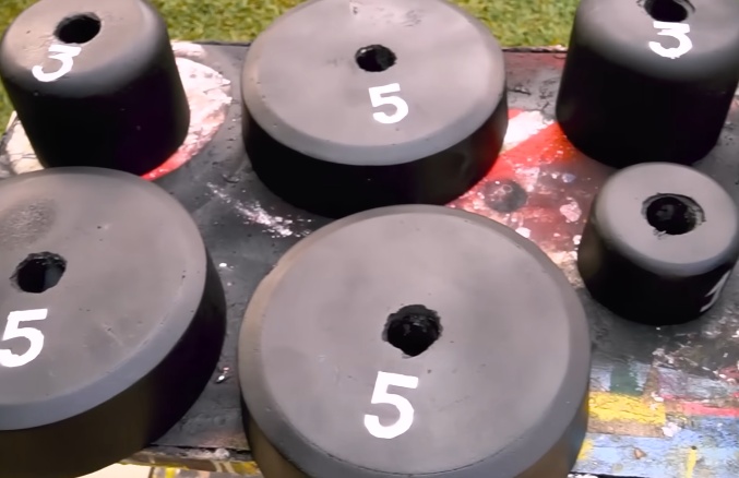 Para deixar marcado o peso das anilhas faça moldes dos números usando folha de papel sulfite e com um estilete recorte o formato dos números, depois é só colocar a folha cortada sobre a anilha e usar um spray de cor diferente. Após a aplicação da tinta, já pode retirar o molde de papel.