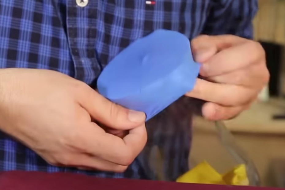 Passe fita isolante em torno da bexiga para fixa-la na garrafa.