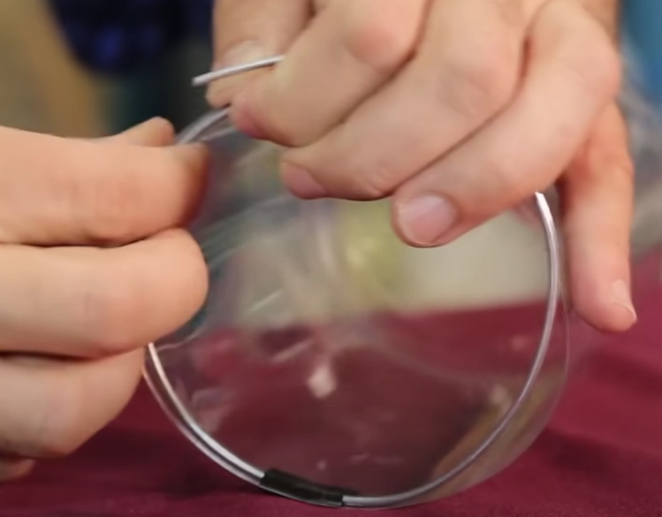 Encaixe o arame na ponta e por dentro da garrafa PET cortada.