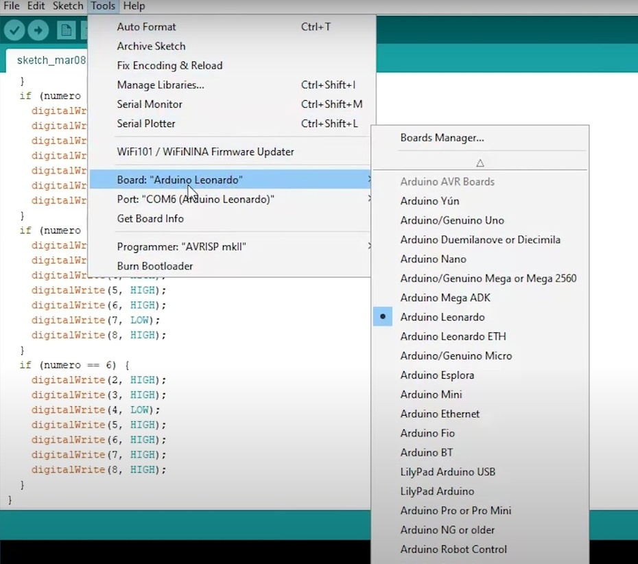 Clique na aba “Ferramentas” (Tools), vá até a opção “Placa” (Board) e selecione o modelo do Arduino que está utilizando. No nosso exemplo é o Arduino Leonardo. Escolha também a porta USB (Port) na qual você conectou o Arduino.  *dica: Para evitar equívocos e contratempos, desconecte, se for possível, outros periféricos das portas USB, para que o software “enxergue” apenas o Arduino conectado. *