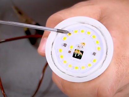 Agora com os LEDs expostos você pode procurar pelos primeiros indícios de componentes queimados, a primeira forma é bem visual, um LED queimado, muitas vezes vai apresentar pontos pretos ou manchas de queimado ao redor dele, este LED muito provavelmente está queimado.