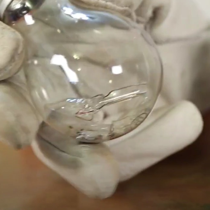 Usando uma chave de fenda quebre a parte interna (o “miolo” da lampada), removendo o vidro interno e a resistência. Use EPI (equipamento de proteção individual) em todo este processo.