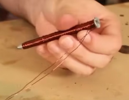 Depois de enrolar tudo, deixe mais 20cm de fio de cobre sobrando. Faça no mínimo duas camadas de fio enrolado.