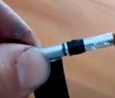 A segunda tira de papel deverá ser enrolada muito próxima à primeira,
não mais que 2 mm de distância entre uma e a outra, e repita o processo com a fita isolante para que esta fique firme na posição onde foi enrolada.
Atenção: As duas tiras de papel alumínio não devem entrar em contato
uma com a outra, este procedimento é um pouco mais difícil devido à
pequena distância que deve ser mantida, mas caso um papel encoste
no outro a resistência ficará muito baixa e não será percebido uma
redução no volume do brinquedo.