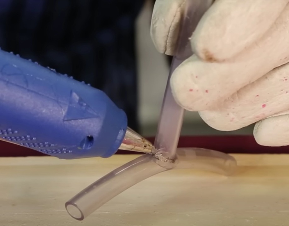 Use a cola quente para colar e vedar a saída de ar nesse encaixe. MUITO CUIDADO NESTE PROCESSO! USE EQUIPAMENTO DE PROTEÇÃO! CRIANÇAS PEÇAM AJUDA PARA UM ADULTO.