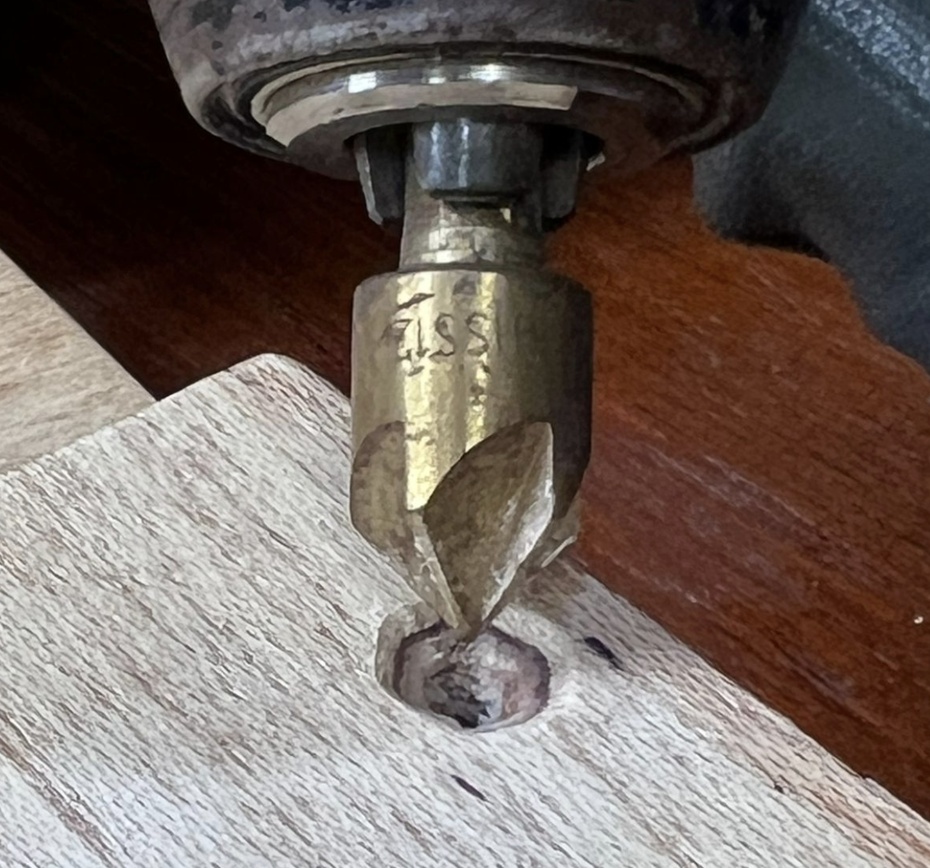 Use escariador para embutir a cabeça dos parafusos.