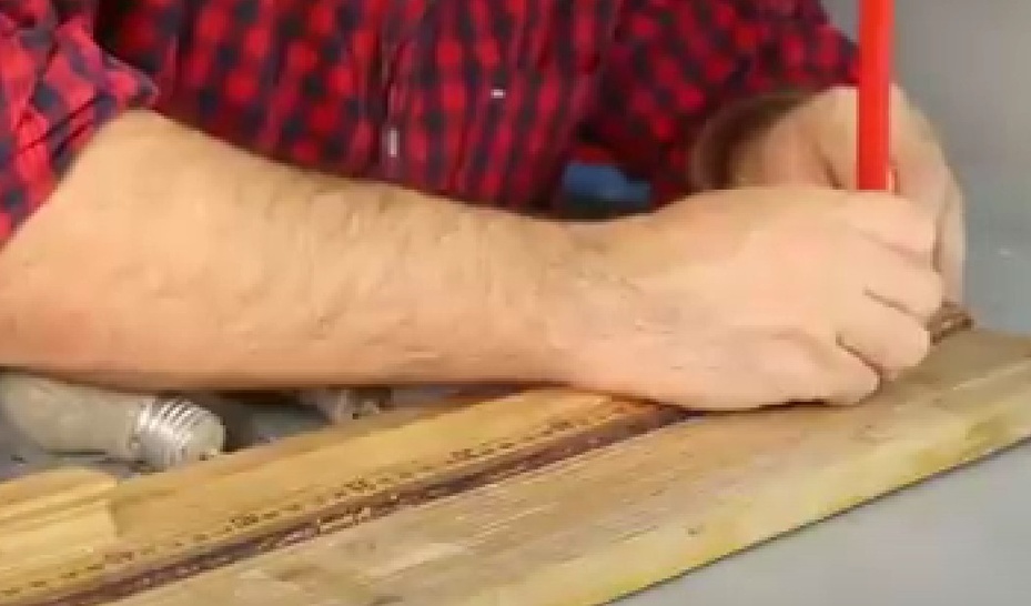 Na placa de madeira 90x20cm meça 15 cm a partir de uma das laterais menores, 10 cm a partir da lateral maior e marque. Repita o processo mais 4 vezes, sempre a partir do ponto anterior. Essa é a marcação onde iremos parafusar as lâmpadas.