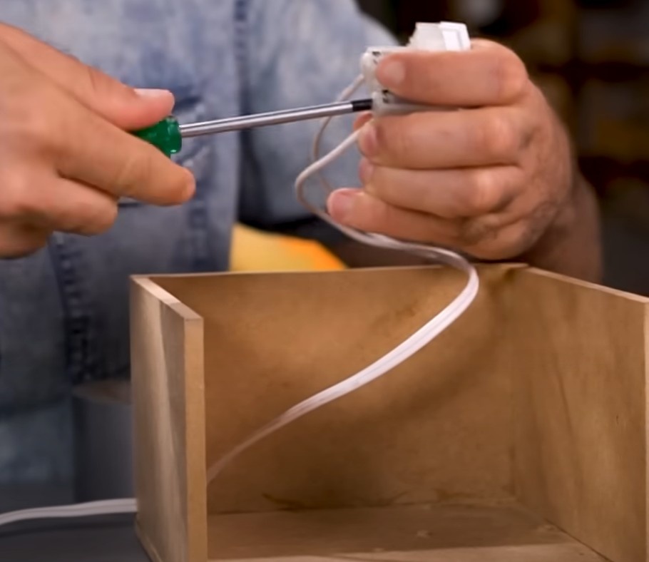 Prenda bem o fio e feche o plug fêmea. Essa tomada será utilizada para alimentar a fonte do Arduino.