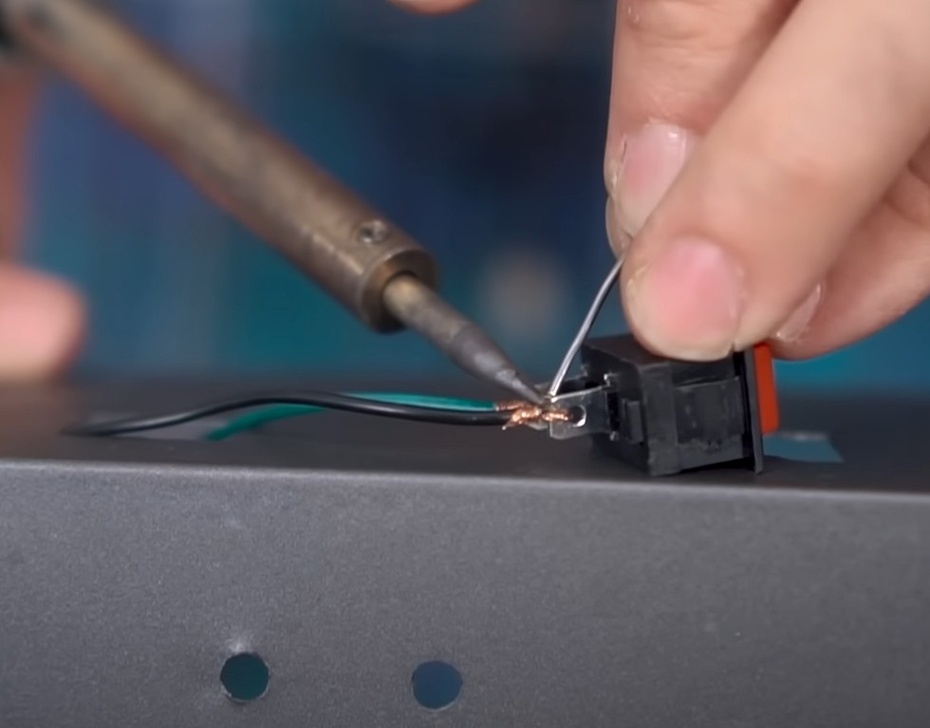 Passe a ponta desencapada do fio PRETO pelo buraco de um destes terminais do interruptor, enrole o fio e faça a solda.