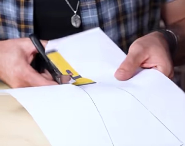 Depois de pronto, recorte o desenho da lanterna com o feixe de luz.