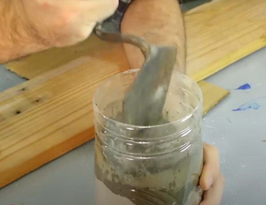 Coloque água aos poucos e mexa com a colher de pedreiro, até que se torne uma massa densa.