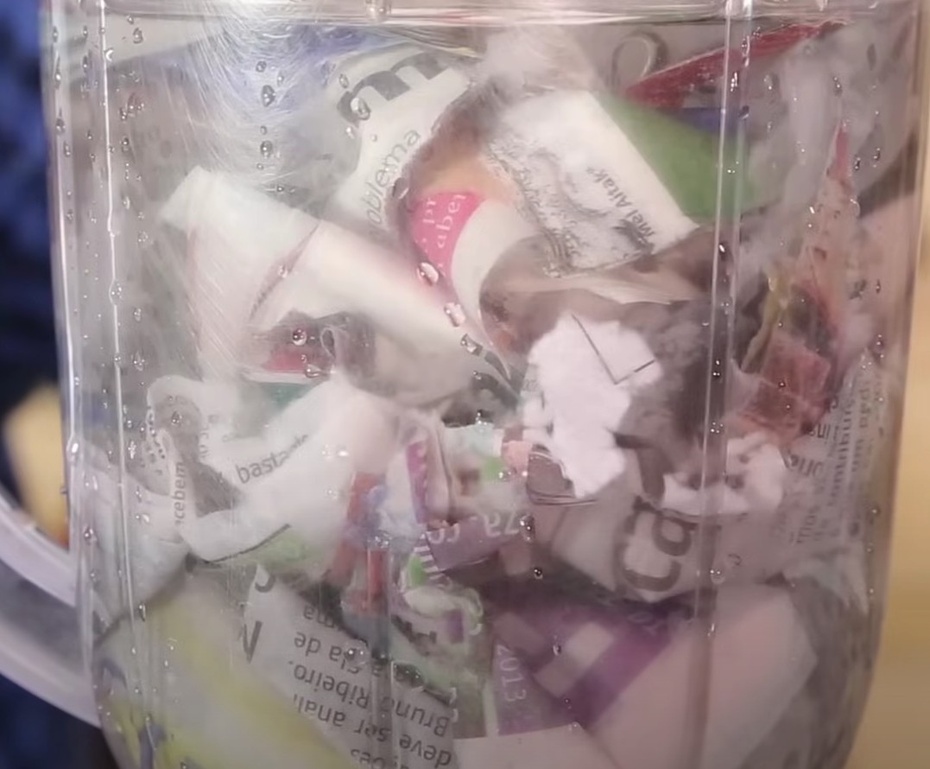 Cubra esses papéis com água. Bata esta mistura, cuidando para não forçar demais o liquidificador.