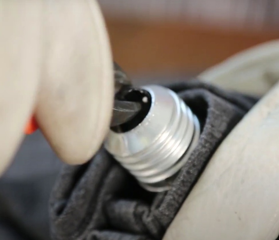 Deixe apenas o bulbo (parte da rosca da lâmpada) para fora e usando o alicate corte a parte do contato (aquela preta bem na ponta).