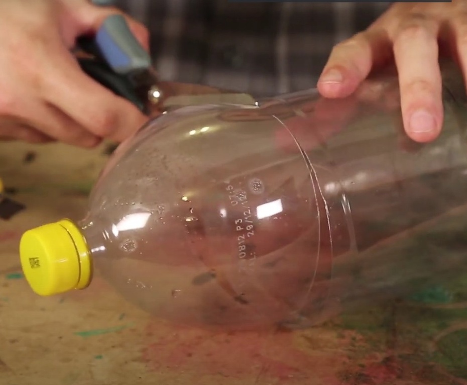 Usando a régua, meça 12cm a partir da tampa da garrafa PET de 3 litros, marque e corte por toda a circunferência.