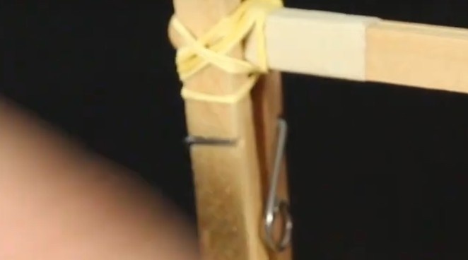 Deixe bem preso e repita o processo com um elástico em cada ponta do retângulo