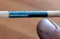 Para fazer um resistor caseiro pinte aproximadamente 4 cm de um
palito de churrasco. Faça a pintura com um lápis preto, quanto mais
macio o lápis melhor será o resultado, pois ele deposita mais grafite no
material. A pintura deve ser feita em toda a volta do palito, e não deve
conter falhas, portanto reforce bem a pintura cobrindo muito bem os 4
cm de palito.