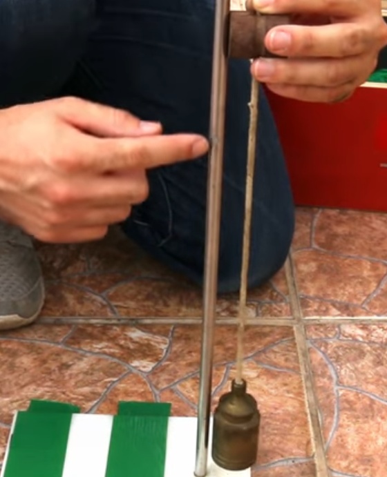 Utilize um fio de prumo para garantir que o bastão do suporte ou outra haste utilizada está realmente com inclinação de 90º com a superfície (basta segurar o fio pela sua ponta, logo ao lado da haste, deixando o peso livre (sem tocar a superfície) e observar se a linha se mantém alinhada a haste.