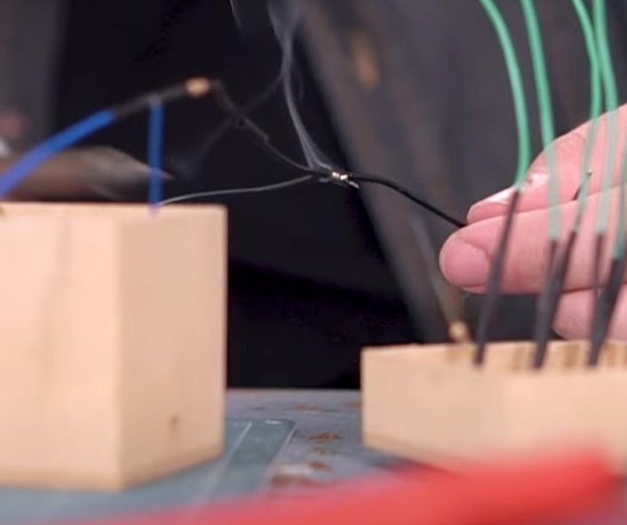 Solde uma das pontas deste cabinho na solda feita ligando os resistores juntos. A outra ponta deste cabinho será conectada ao negativo (GND) no Arduino.