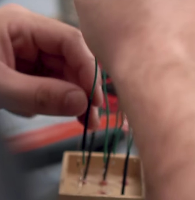 Passe rapidamente o ferro de solda em volta do tubo termo retrátil para que ele retraia e isole tanto o fio quanto o terminal. Repita este processo para todos os leds.