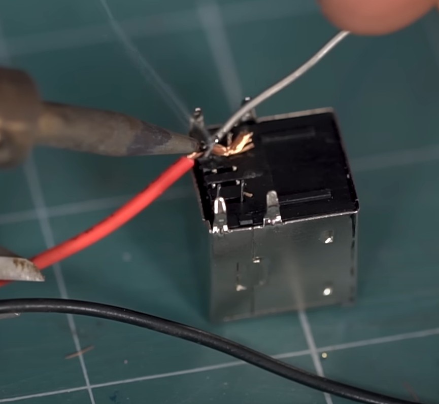 Solde um fio PRETO no terminal NEGATIVO do conector USB.