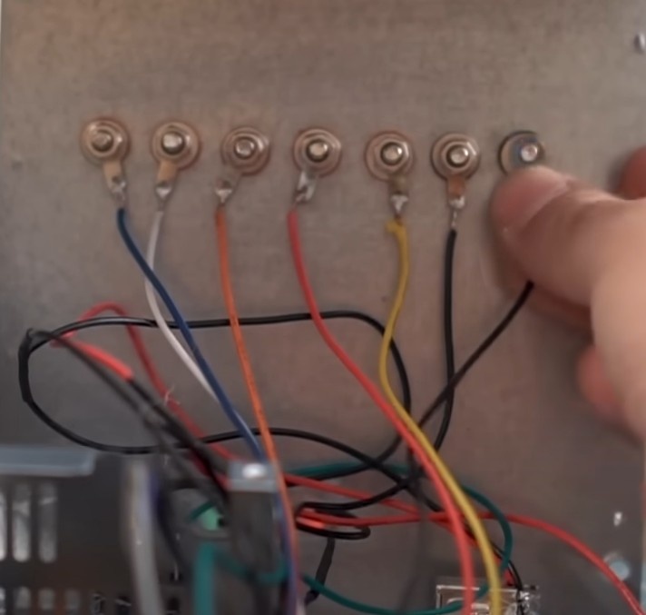 Conecte o plug “banana” PRETO no local desejado, monte com a chapa que foi soldada no fio PRETO, coloque uma porca e rosqueie a porca até fixar. Repita o processo para o outro fio e plug preto.