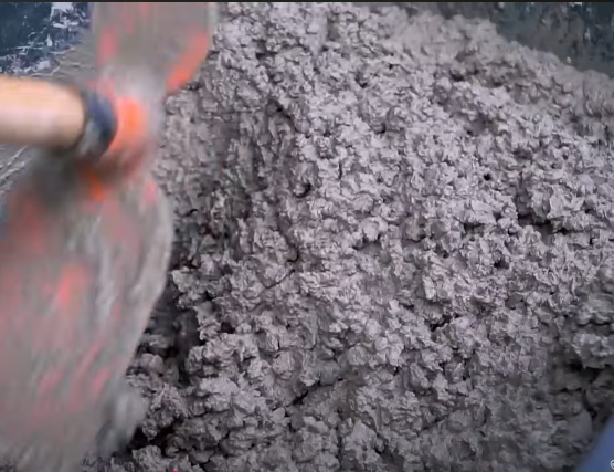 Comece a mexer usando uma enxada ou pá, e vá adicionando água aos poucos para atingir a textura necessária para o trabalho. Na foto abaixo tem o exemplo do ponto a ser atingido nessa mistura, algo bem pastoso.